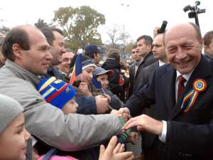 Băsescu: Vă îndemn, ca semn al mândriei de a fi român, să arboraţi steagul naţional. Foto: Sorin LUPŞA