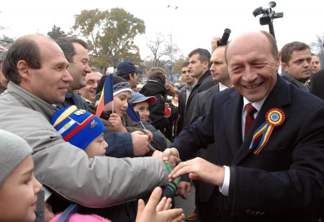 Băsescu: Vă îndemn, ca semn al mândriei de a fi român, să arboraţi steagul naţional. Foto: Sorin LUPŞA