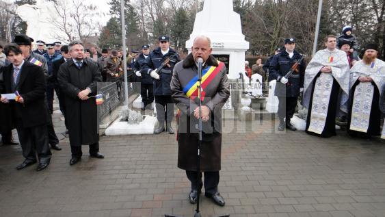 Primarul municipiului Rădăuţi, Aurel Olărean a rostit o alocuţiune la  monumentul închinat Eroilor Neamului