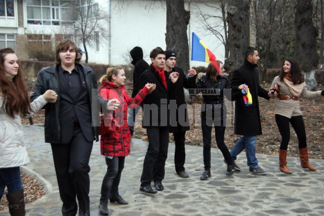 Zeci de suceveni au sărbătorit Ziua României în parcul Universităţii