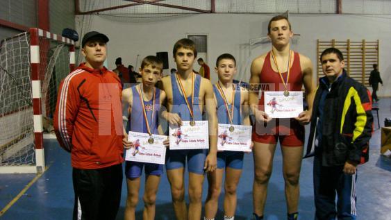 Patru din cei şase luptători suceveni medaliaţi alături de antrenorii Daniel Ciubotaru(stanga) şi Andrei Bolohan(dreapta)
