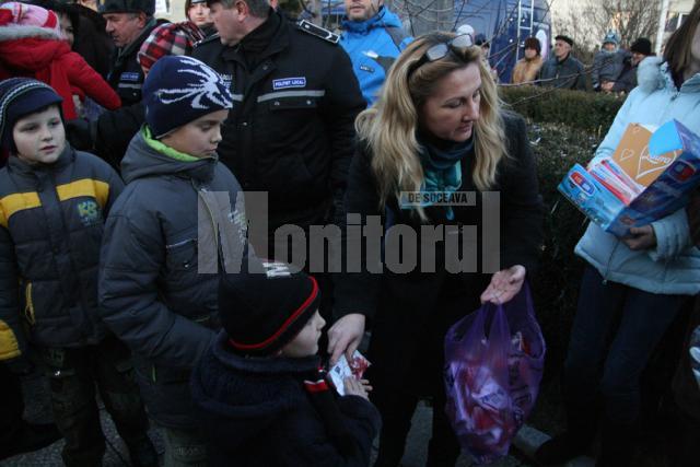 Copiii au primit dulciuri de Moş Nicolae