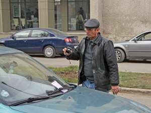 Vasile Zetu completează procese verbale şi face fotografii la maşinile pe care urmează să le ridice