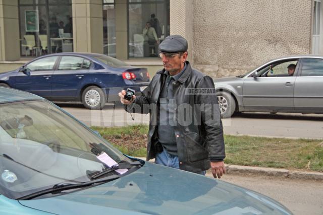 Vasile Zetu completează procese verbale şi face fotografii la maşinile pe care urmează să le ridice