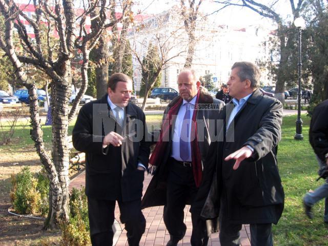 Gheorghe Flutur, Aurel Olarean şi şeful Fondului de Mediu, Gheorghe Popescu, au verificat lucrările de reabilitare a parcurilor din Rădăuţi