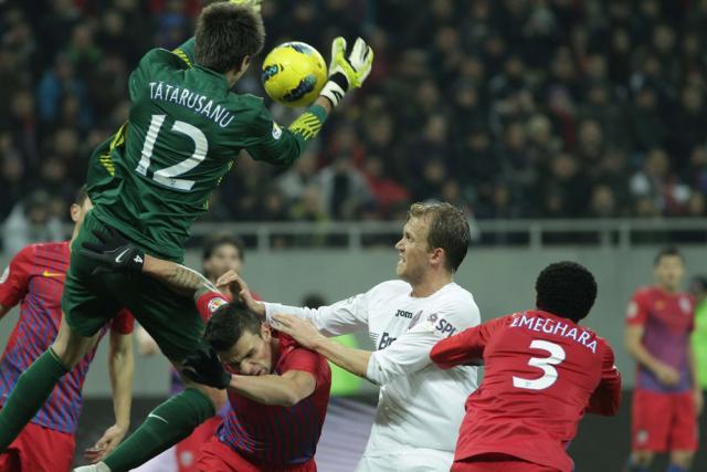 Ciprian Tătăruşanu (stânga) de la FC Steaua Bucuresti se lupta pentru balon cu Pantelis Kapetanos (Centru) de la CFR Cluj. Foto: MediaFax