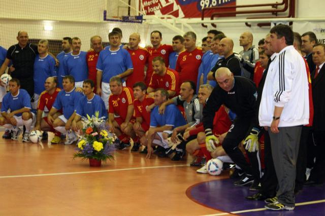 Un meci eveniment nu se putea încheia decât cu o fotografie de grup. Foto: btonline.ro