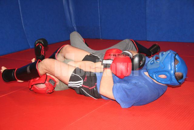 Viitorii luptători de MMA se antrenează în cuşcă