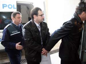 Asistentul universitar Octavian Manu a părăsit ieri arestul Inspectoratului de Poliţie al Judeţului Suceava