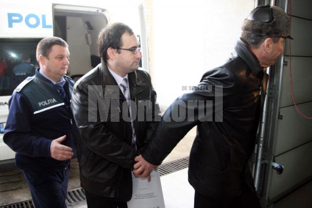 Asistentul universitar Octavian Manu a părăsit ieri arestul Inspectoratului de Poliţie al Judeţului Suceava