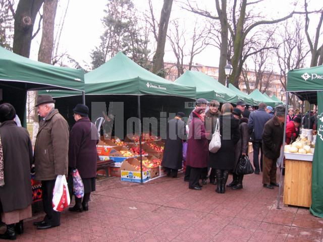 Sucevenii au venit în număr mare la târgul de Crăciun organizat de Consiliul Judeţean Suceava