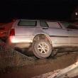 Maşina a rămas suspendată la marginea unui hău adânc de 6-7 metri