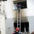 Pompierii au fost nevoiţi să spargă geamul, pentru a intra în apartamentul de la etajul I