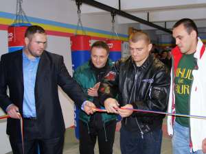 Inaugurarea sălii MMA din Suceava a lui Ghiţă Ignat s-a bucurat de prezenţa luptătorilor K1 Cătălin Moroşanu şi Sebastian Ciobanu şi a antrenorului acestora, Mihai Constantin