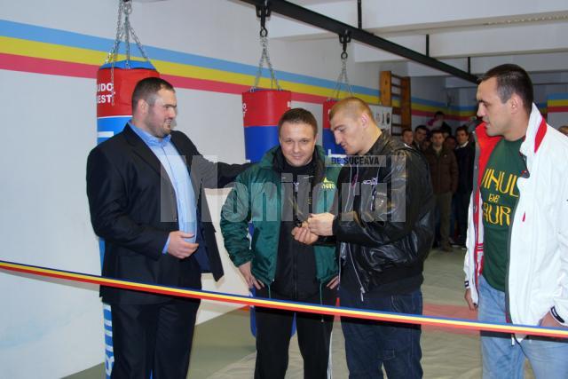 Tăierea panglicii - inaugurare a primei săli de MMA din zona Moldovei