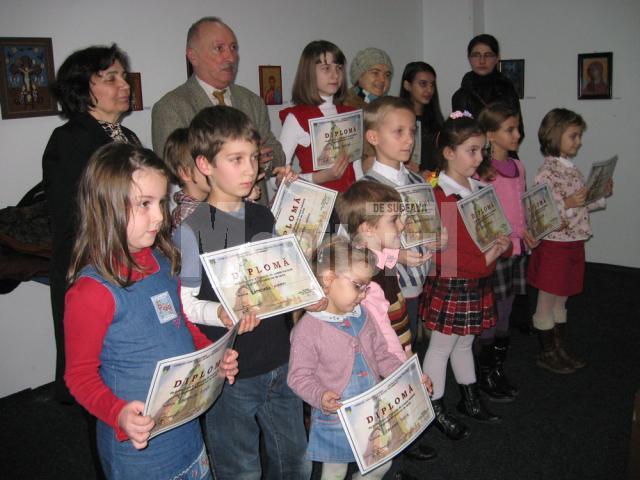 Profesori de la Şcoala de Arte Ion Irimescu şi copii expozanţi