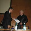 Mugur Andronic înmânându-i Diploma şi Crucea de Argint profesorului Mihai Bocancea