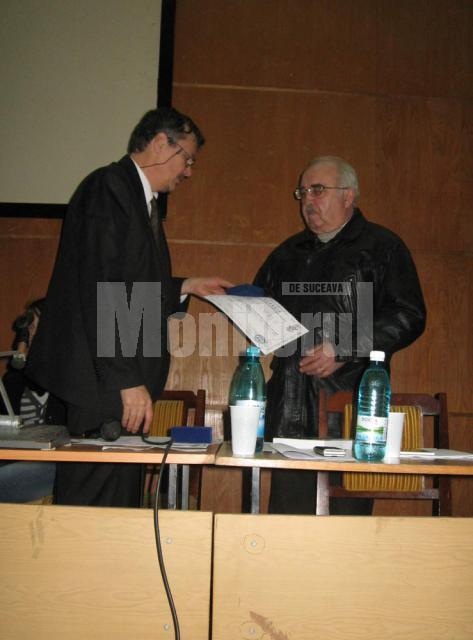 Mugur Andronic înmânându-i Diploma şi Crucea de Argint profesorului Mihai Bocancea