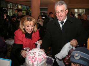 Cadourile au fost împărţite de primarul Ion Lungu şi deputatul Sanda- Maria Ardeleanu