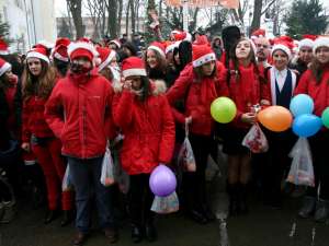 350 de elevi din municipiul Suceava participă astăzi la parada anuală a Moşilor Crăciun