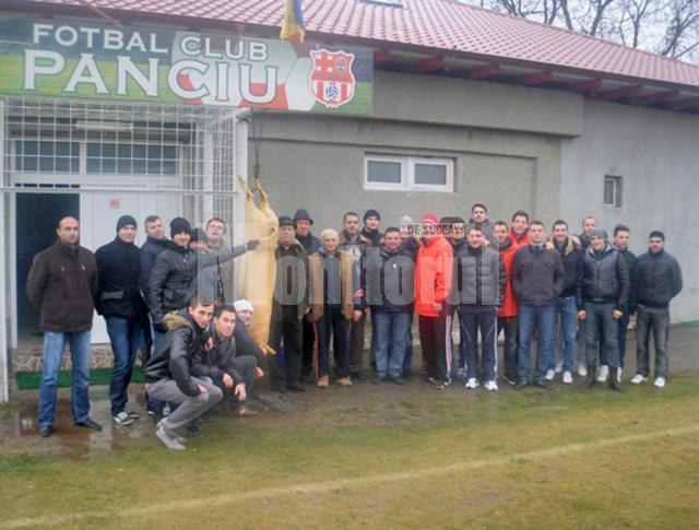 Suceveanul Alex Moldovan şi coechipierii săi de la FC Panciu au sărbătorit cu şorici plecarea în vacanţă