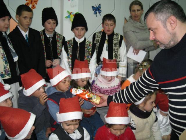 Ioan Bălan, împărţind cadouri