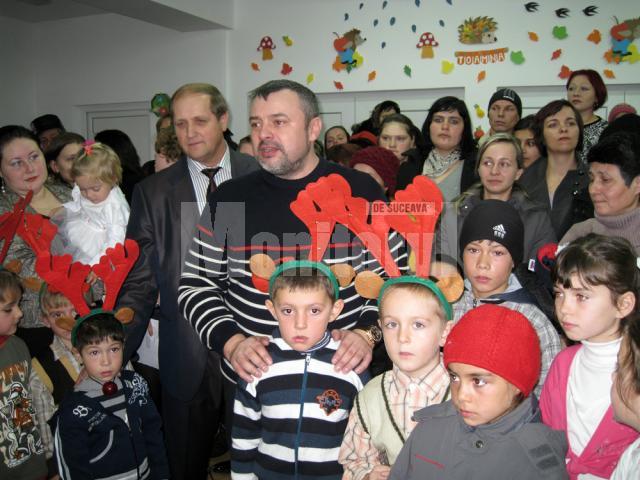 Deputatul PD-L Ioan Bălan şi-a asumat rolul Moşului pentru cei peste o sută de copii de la Grădiniţa cu Program Normal din comuna Mitocu Dragomirnei