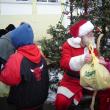 Moş Crăciun împărţind cadouri copiilor angajaţilor SC Mopan
