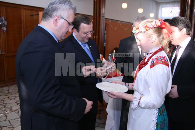 Primarul Ion Lungu şi preşedintele CJ Suceava Gheorghe Flutur au primit oplatek