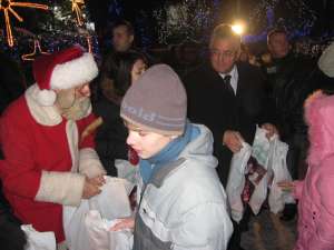 Ion Lungu a fost ajutorul lui Moş Crăciun la împărţirea cadourilor, în Areni