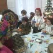 Elevi de la Vatra Moldoviţei au împărţit miercuri daruri bătrânilor din Pojorâta