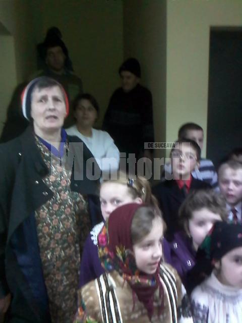 Elevi de la Vatra Moldoviţei au împărţit miercuri daruri bătrânilor din Pojorâta