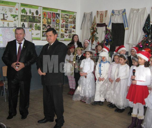 Dumitru Morhan, alături de directorul Iulian Chideşa şi copiii din Negostina