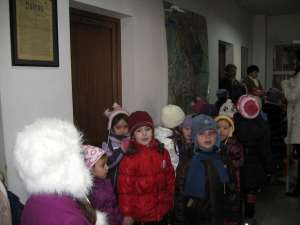 Copiii de la Grădiniţa „Ţăndărică” au colindat redacţia Monitorului de Suceava