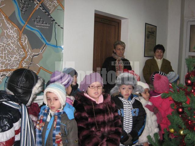 Copiii de la Grădiniţa „Ţăndărică” au colindat redacţia Monitorului de Suceava