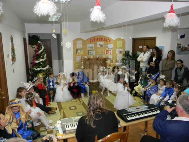 Copiii din grupa „Piticii”, la serbarea „În aşteptarea lui Moş Crăciun