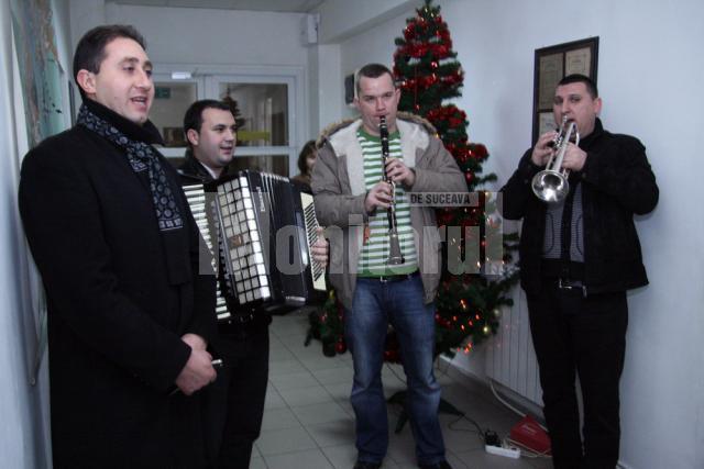 A devenit o tradiţie ca „Cetina” şi interpretul Alexandru Recolciuc să colinde redacţia Monitorul de Suceava, în Ajun de Crăciun