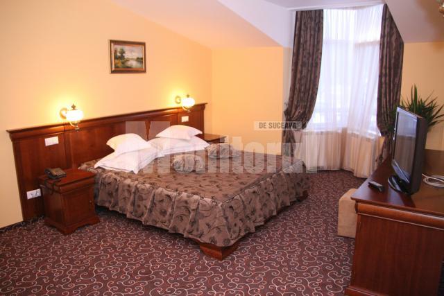 Camerele hotelului Dorna sunt spaţioase şi mobilate modern