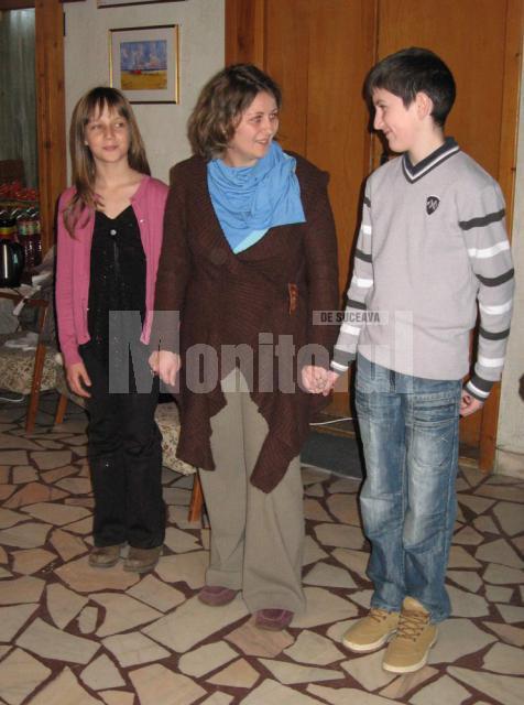 Briana şi Gabriel, împreună cu prof. Petra Rusu la vernisaj