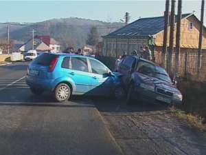 În urma impactului, o tânără de 28 de ani, pasageră în maşina Skoda, a fost rănită