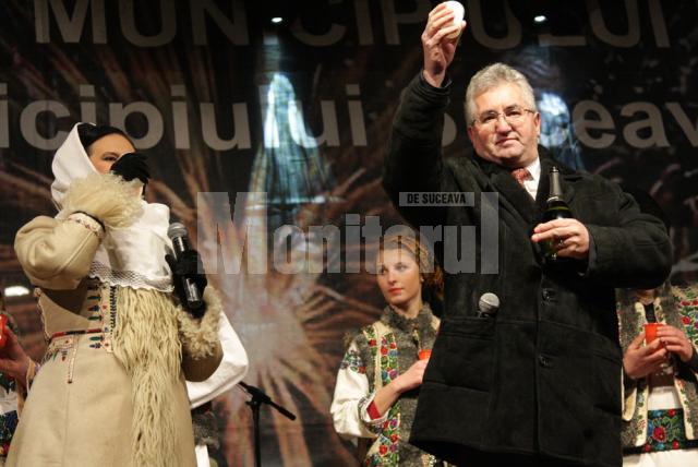 Ion Lungu a băut un pahar de şampanie în mijlocul a 15.000 de suceveni. Foto: radiotop.ro