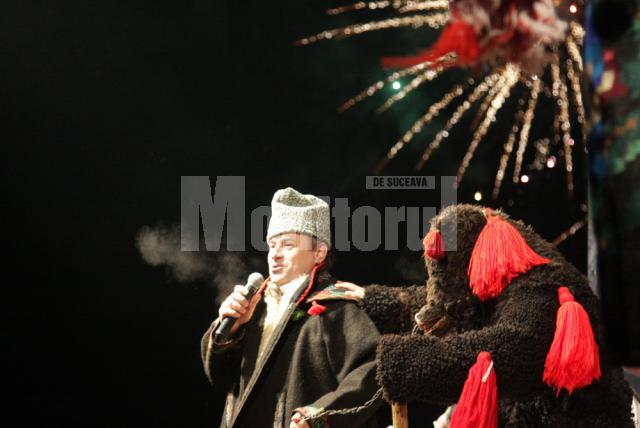 George Finiş a urcat pe scenă în primele minute ale anului 2012, cu ursul şi capra. Foto: radiotop.ro