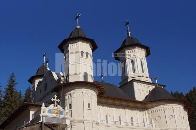 Credincioşii ortodocşi de stil vechi sunt aşteptaţi, sâmbătă, la Mănăstirea Slătioara, pentru a participa la Sfânta Liturghie, în ziua Naşterii Domnului
