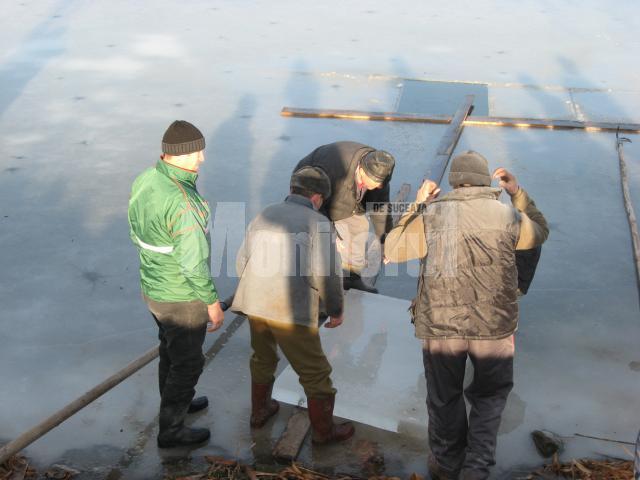 Pe Iazul „Parţâc” din Bosanci, pompierii civili au reuşit să confecţioneze şi anul acesta cruci de gheaţă pentru Bobotează