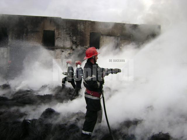 Pompierii au fost nevoiţi să ducă o luptă contracronometru pentru evitarea unei explozii care ar fi îngreunat şi mai mult misiunea de stingere a flăcărilor