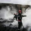 Pompierii au fost nevoiţi să ducă o luptă contracronometru pentru evitarea unei explozii care ar fi îngreunat şi mai mult misiunea de stingere a flăcărilor