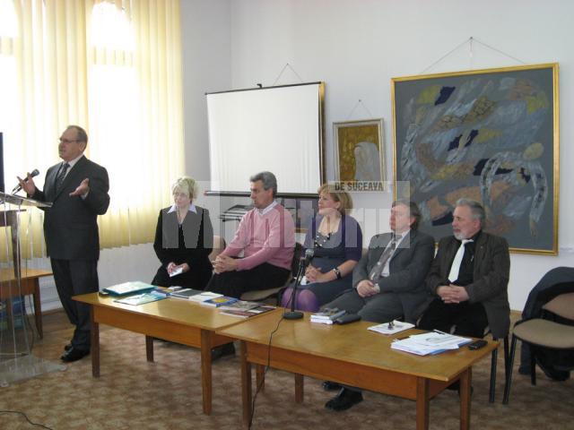 Constantin Arcu, preşedintele Societăţii Scriitorilor Bucovineni prezentând invitaţii