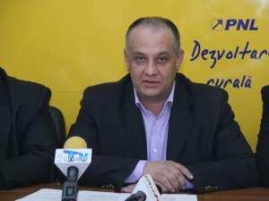 Alexandru Băişanu i-a cerut ieri primarului Ion Lungu să consulte populaţia mult mai des