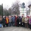 Theodor Codreanu împreună cu ceilalţi participanţi la depunerea coroanelor de flori la monumentul  lui Eminescu din Suceava