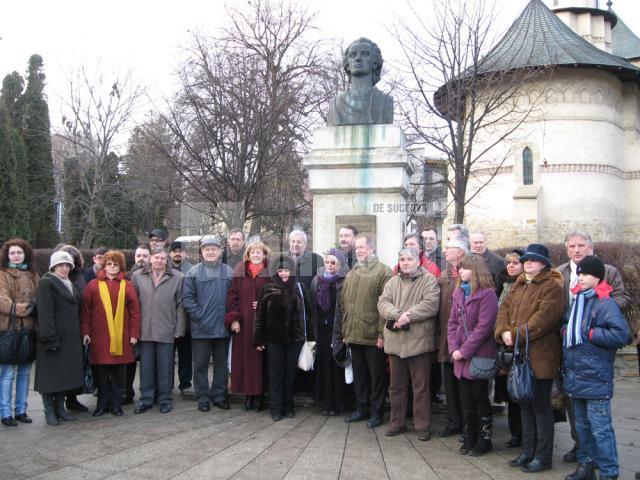 Theodor Codreanu împreună cu ceilalţi participanţi la depunerea coroanelor de flori la monumentul  lui Eminescu din Suceava